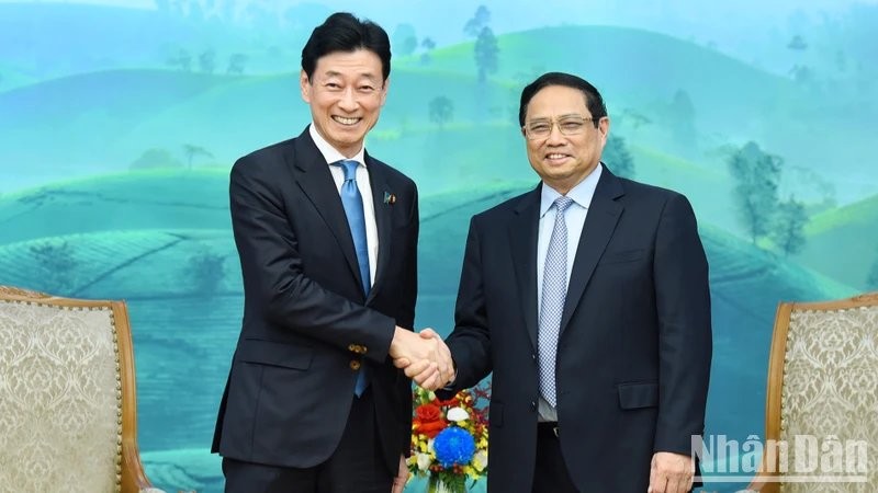 El premier vietnamita recibe al ministro de Economía, Comercio e Industria de Japón, Nishimura Yasutoshi.