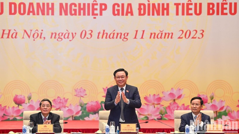 El presidente de la Asamblea Nacional, Vuong Dinh Hue, preside la reunión.