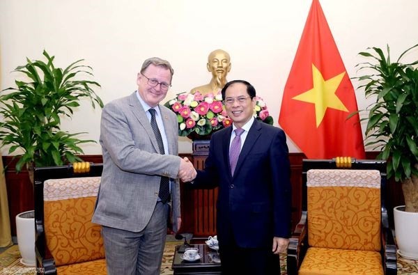 El ministro de Relaciones Exteriores de Vietnam, Bui Thanh Son, recibe a Bodo Ramelow, ministro-presidente del estado de Turingia, Alemania. (Foto: dangconsan.org.vn)
