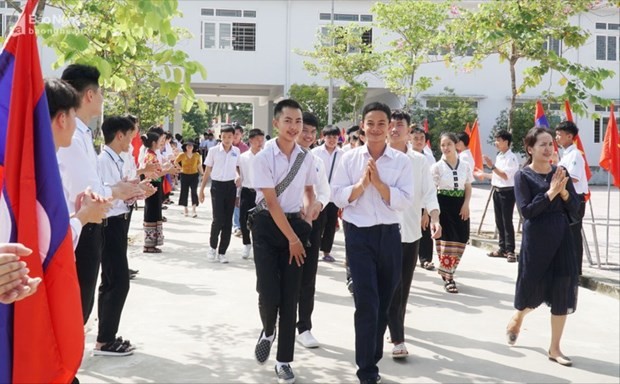 Saludos a los alumnos laosianos. (Foto: baonghean.vn)