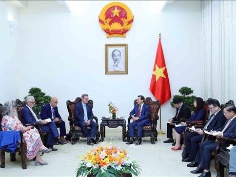 El viceprimer ministro de Vietnam Le Minh Khai recibe al ministro-presidente del estado de Turingia de Alemania, Bodo Ramelow. (Fuente: VNA)