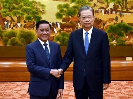 El presidente del Comité Permanente de la Asamblea Popular Nacional de China, Zhao Leji, recibe a Tran Cam Tu, miembro del Buró Político, secretario del Comité Central del PCV y jefe de su Comisión de Control Disciplinario. (Foto: VNA)