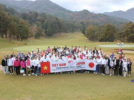 Golfistas participantes en el torneo. (Foto: VNA)