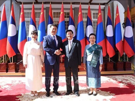 El presidente de Mongolia, Khurelsukh Ukhnaa, y su homólogo laosiano, Thongloun Sisoulith. (Foto: VNA)