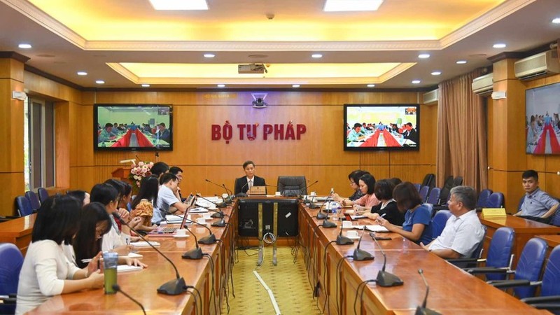 En la reunión. (Foto: baodautu.vn)