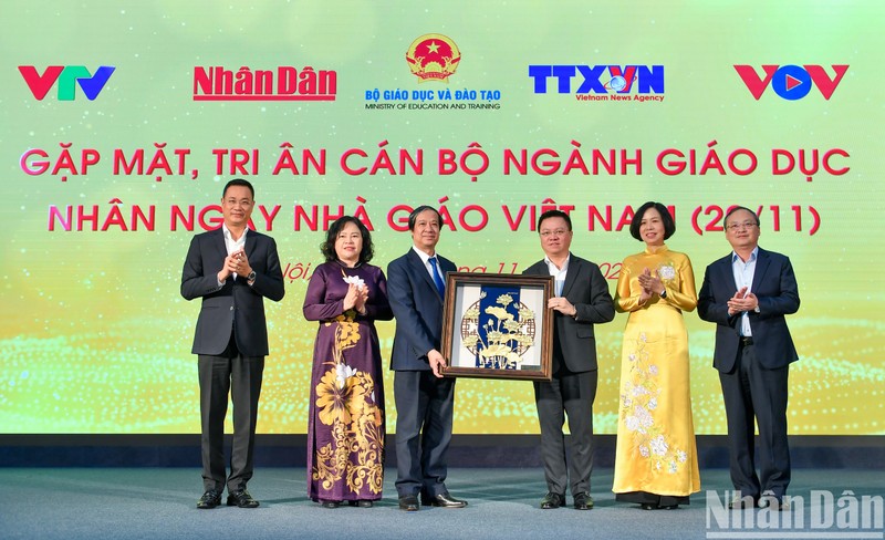 Los dirigentes de Nhan Dan, VTV, VNA y VOV felicitan a los funcionarios del sector educativo.