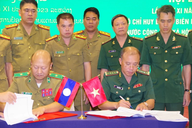 El coronel Phan Van Hoa y el mayor general Tousong Patchay en la firma de un acta de cooperación en materia de seguridad fronteriza. (Foto: nhandan.vn)