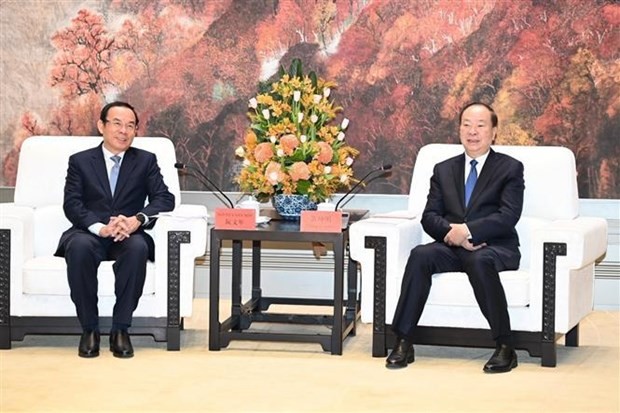 Nguyen Van Nen, secretario del Comité del Partido Comunista de Vietnam en Ciudad Ho Chi Minh (izquierda) y Huang Kunming, miembro del Buró Político y secretario del Comité del Partido Comunista de China en Guangdong. (Fotografía: VNA)