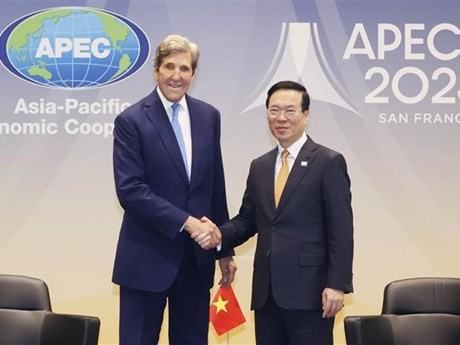 El presidente de Vietnam, Vo Van Thuong (derecha), saluda al enviado presidencial especial de Estados Unidos para el Clima, John Kerry. (Foto: VNA)