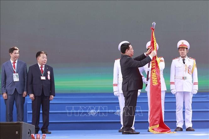 El presidente de la Asamblea Nacional, Vuong Dinh Hue, entrega la Orden del Trabajo de primera clase a la Academia de Finanzas de Vietnam. (Foto: VNA)