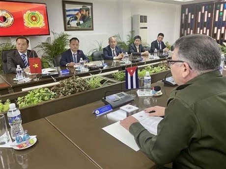 Delegación del Ministerio de Seguridad Pública de Vietnam se reúne con representantes del Ministerio del Interior de Cuba. (Foto: VNA)