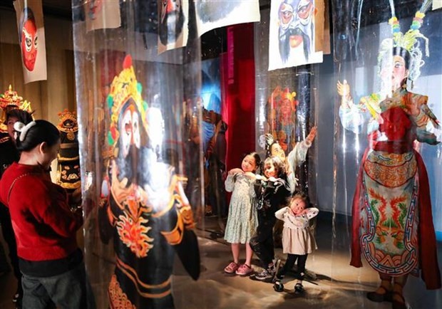 Visitantes en la exposición sobre el tuong (ópera clásica tradicional). (Foto: VNA)