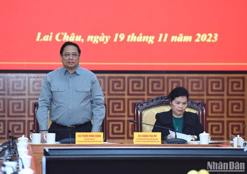 [Foto] Premier vietnamita se reúne con dirigentes de provincia de Lai Chau