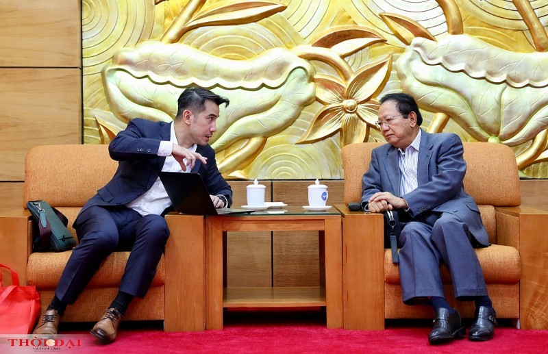 Nguyen Duc Hung (Derecha), vicepresidente y secretario general de la VSFA, recibe al Joe Tan, vicepresidente ejecutivo de SVIV. (Foto: thoidai.com.vn)