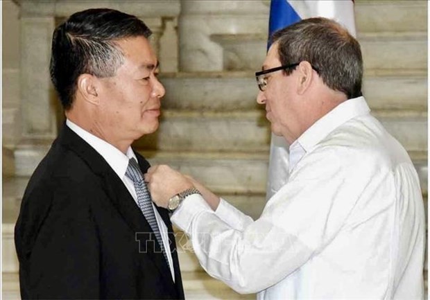 El ministro de Relaciones Exteriores de Cuba, Bruno Rodríguez, otorga medalla de la amistad al embajador de Vietnam en ese país, Le Thanh Tung. (Foto: VNA)