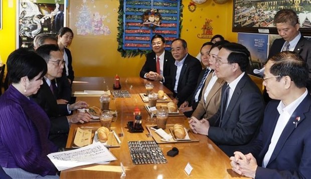 El presidente de Vietnam, Vo Van Thuong, junto a la gobernadora de Tokio, Koike Yuriko, en el restaurante vietnamita “Banh mi Xin chao (Hola)”. (Foto: VNA)