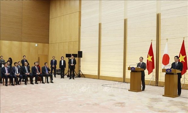 El presidente de Vietnam, Vo Van Thuong, y el primer ministro de Japón, Kishida Fumio, durante una conferencia de prensa . (Foto: VNA)