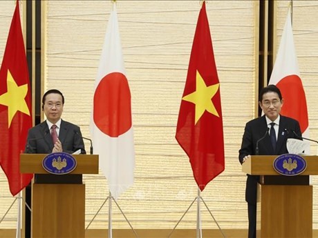 El presidente de Vietnam, Vo Van Thuong, y el primer ministro de Japón, Kishida Fumio, durante una conferencia de prensa. (Foto: VNA)