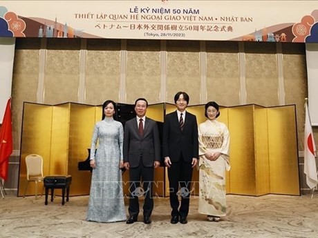 El presidente de Vietnam, Vo Van Thuong, y su esposa, el príncipe heredero Akishino y la princesa heredera Kiko, en la cita. (Foto: VNA)