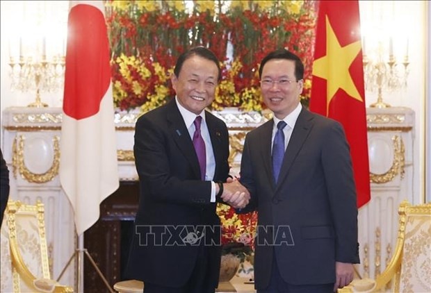 El presidente de Vietnam, Vo Van Thuong (derecha), recibe al vicepresidente del PLD, Aso Taro. (Foto: VNA)