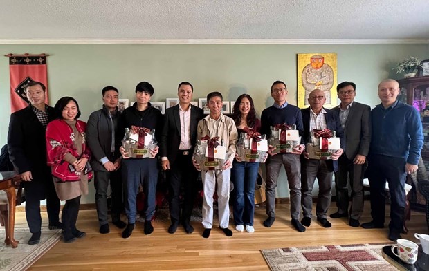 El embajador Dang Hoang Giang entrega obsequios a los intelectuales vietnamitas más destacados del estado de Connecticut. (Foto: VNA)
