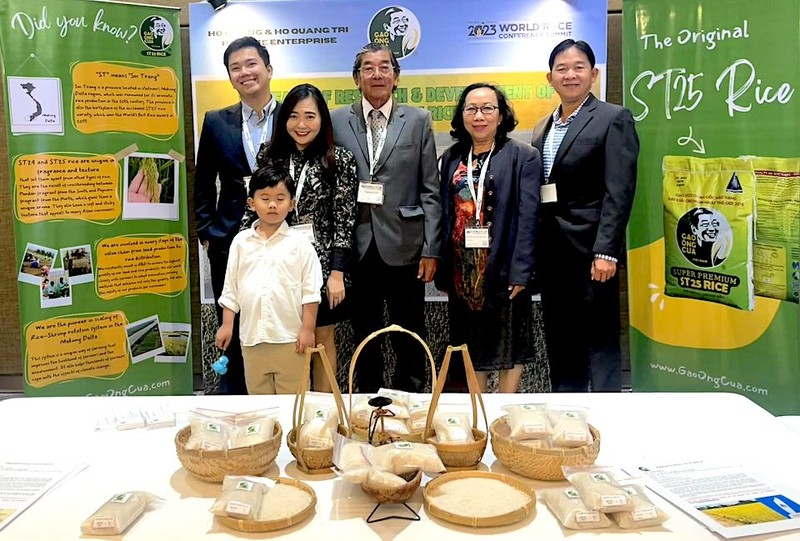 Presentan la variedad ST25 en Filipinas. (Foto: laodong.vn)