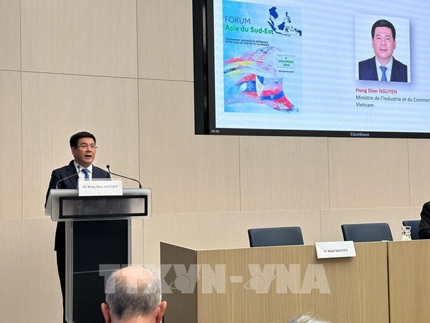 El ministro de Industria y Comercio, Nguyen Hong Dien, habla en el foro. (Foto: VNA)