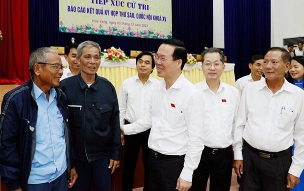 El presidente de Vietnam, Vo Van Thuong, y la delegación de diputados de la ciudad central de Da Nang. (Foto: VNA)