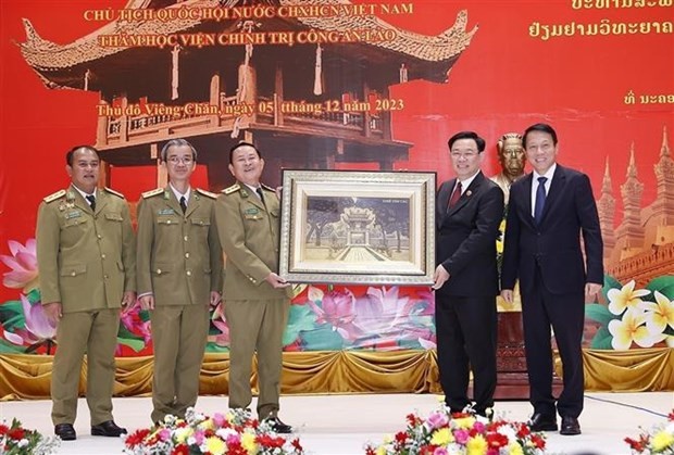El presidente de la Asamblea Nacional de Vietnam, Vuong Dinh Hue, visita la Academia Política de la Policía de Laos. (Foto: VNA)