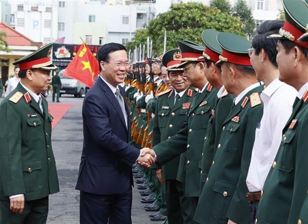 El presidente de Vietnam, Vo Van Thuong, y funcionarios del Comando de la Región Militar 5. (Foto: VNA)