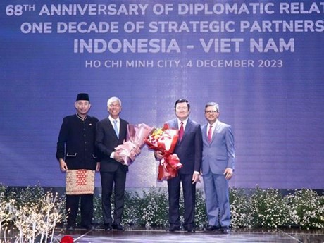 El vicepresidente del Comité Popular de Ciudad Ho Chi Minh Vo Van Hoan y el expresidente del país Truong Tan Sang reciben flores del embajador de Indonesia en Vietnam, Denny Abdi, y del cónsul general indonesio en la ciudad, Agustaviano Sofjan. (Foto: VNA)