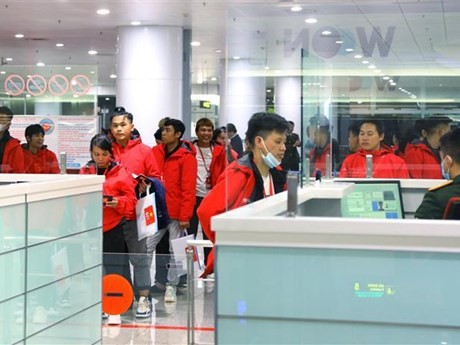 Ciudadanos vietnamitas en Myanmar llegan al aeropuerto internacional de Noi Bai, Hanói. (Foto: VNA)
