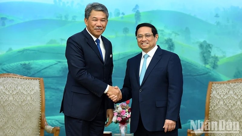El primer ministro de Vietnam, Pham Minh Chinh, y el ministro de Defensa de Malasia, Dato' Seri Utama Haji Mohamad Bin Haji Hasan. 