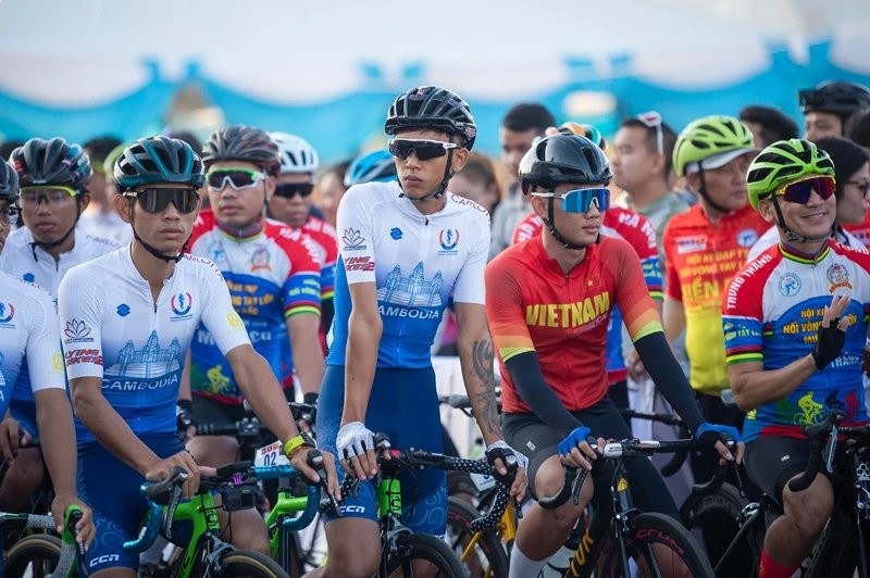Resaltan amistad Vietnam-Laos-Camboya en carrera ciclista en Vientián