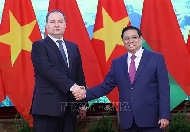 El primer ministro de Vietnam, Pham Minh Chinh (D), y su homólogo bielorusso, Roman Golovchenko (Foto: VNA)