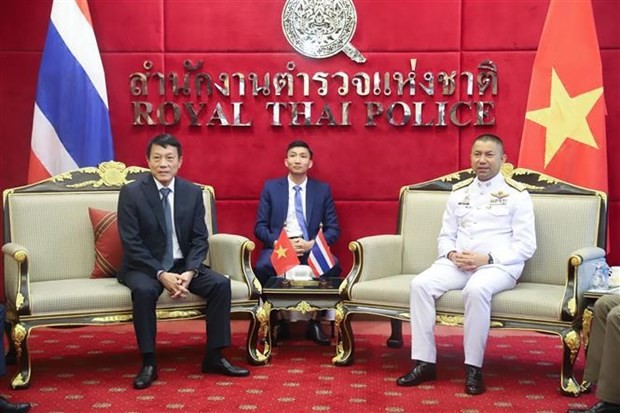 El viceministro de Seguridad Pública, teniente general Luong Tam Quang mantuvo una sesión de trabajo con el general Surachate Hakparn, subcomisionado general de la Policía Real de Tailandia.