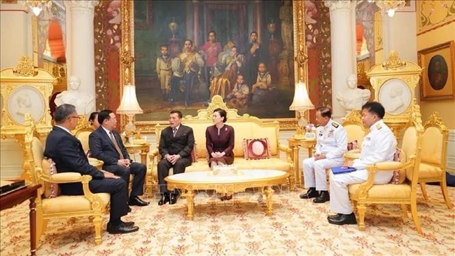 El presidente de la Asamblea Nacional de Vietnam, Vuong Dinh Hue, se reúne con el rey tailandés, Maha Vajiralongkorn. (Foto: VNA)