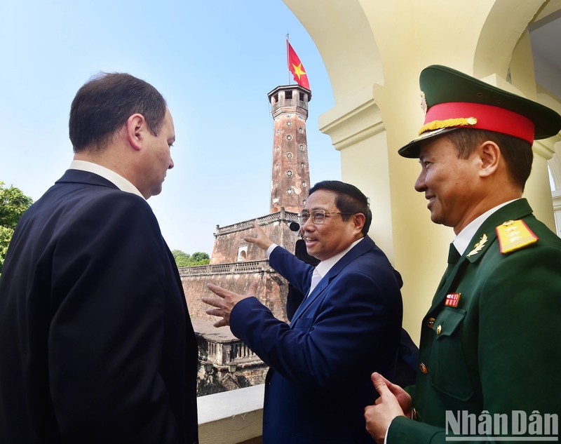 El premier vietnamita presentó a su homólogo bielorruso la historia y el significado de la Torre de la Bandera de Hanói y varias otras obras culturales e históricas de la capital vietnamita, así como la tradición de construcción y defensa nacional del pueblo vietnamita.