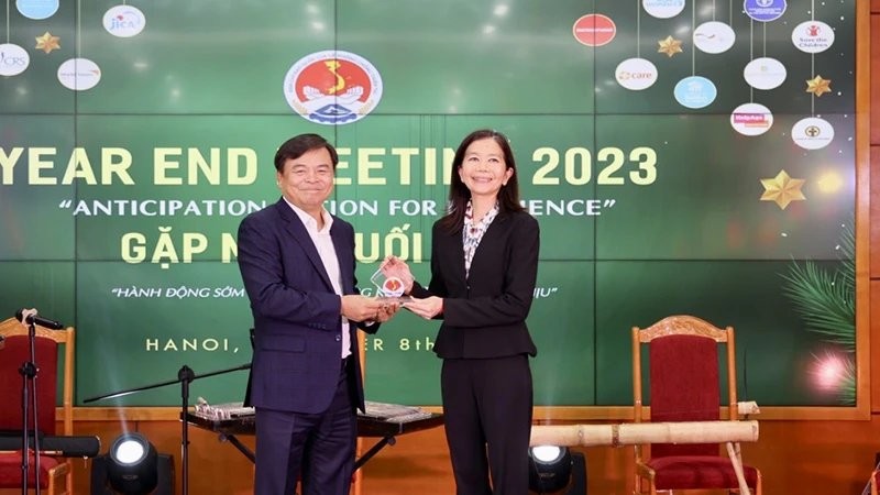 El viceministro de Agricultura y Desarrollo Rural, Nguyen Hoang Hiep, felicita a la coordinadora residente de la ONU en Vietnam, Pauline Tamesis, por ser elegida Copresidenta de la Alianza de Reducción del Riesgo de Desastres Naturales. (Foto: Comité Organizador)