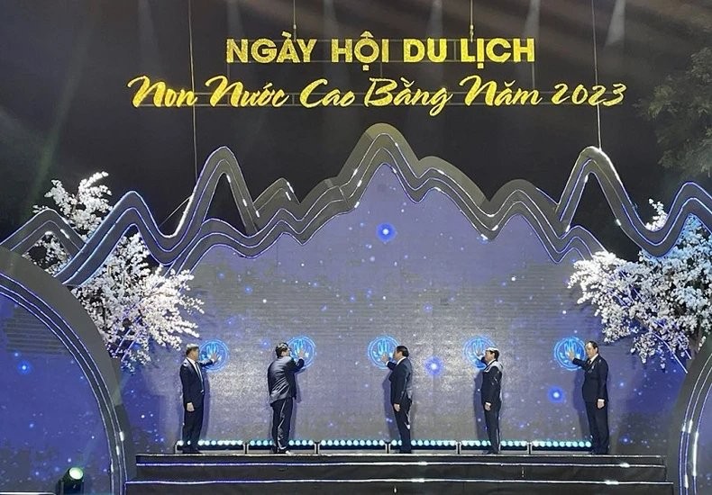 Los delegados realizan la ceremonia de apertura del Festival de Turismo Non Nuoc Cao Bang en Hanói en 2023.