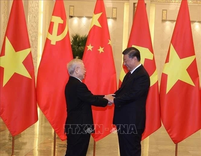 El secretario general del Comité Central del Partido Comunista y presidente de China, Xi Jinping, da la bienvenida al secretario general del Partido Comunista de Vietnam, Nguyen Phu Trong, en la visita oficial del líder partidista vietnamita a China en 2022. (Foto: VNA)