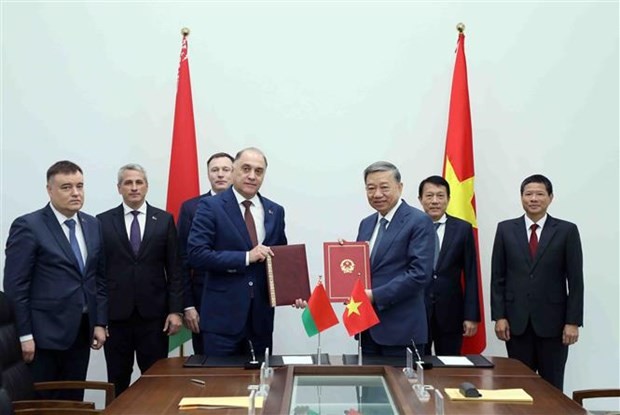 El ministro de Seguridad Pública de Vietnam, To Lam, y el secretario de Estado del Consejo de Seguridad de Belarús, Volfovich Aleksandr Grigorievich, firman un nuevo plan de cooperación para el período 2024-2026. (Foto: VNA)