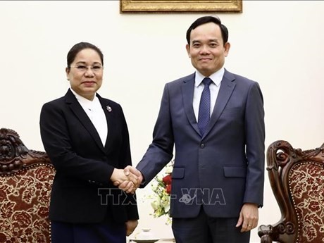 El viceprimer ministro vietnamita, Tran Luu Quang, y la ministra de Información, Cultura y Turismo de Laos, Suansavanh Viyaketh. (Foto: VNA)