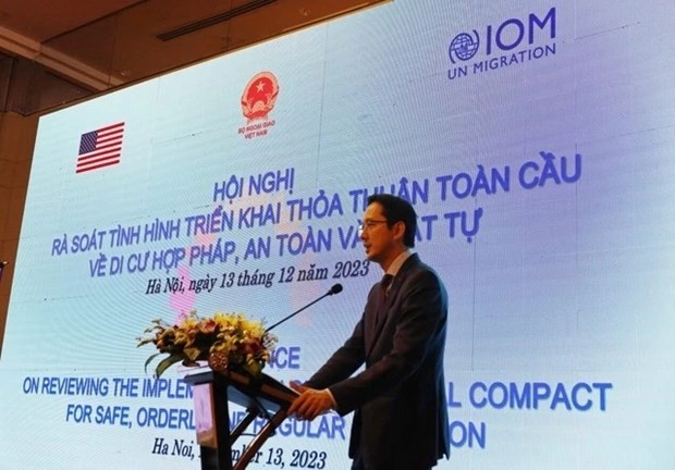 El viceministro de Relaciones Exteriores de Vietnam Do Hung Viet habla en el evento. (Foto: VNA)