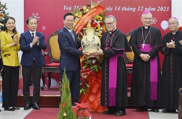 El presidente de Vietnam, Vo Van Thuong, felicita al arzobispo de la Arquidiócesis de Hue, Nguyen Chi Linh. (Foto: VNA)