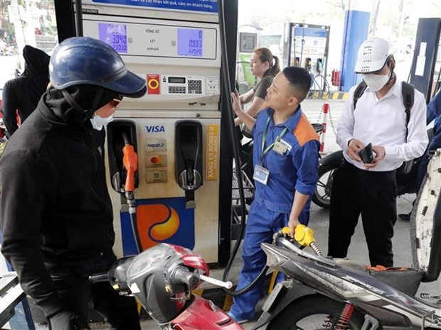 En una estación de petróleo y gasolina de Petrolimex. (Foto: VNA)