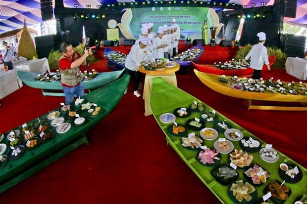 200 pasteles elaborados con arroz, con variedad de colores y sabores. (Foto: VNA)