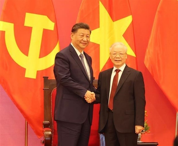 El secretario general del Partido Comunista de Vietnam, Nguyen Phu Trong, (D) y el secretario general del Partido Comunista y presidente de China, Xi Jinping. (Foto: VNA)