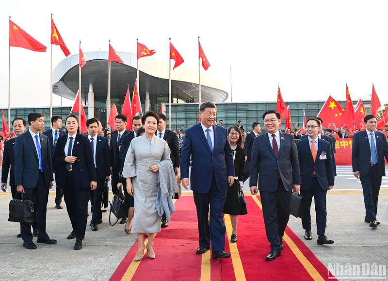 El presidente de la Asamblea Nacional de Vietnam, Vuong Dinh Hue, despide al secretario general del Comité Central del Partido Comunista de China y presidente de ese país, Xi Jinping, en el aeropuerto internacional de Noi Bai. (Foto: Nhan Dan)