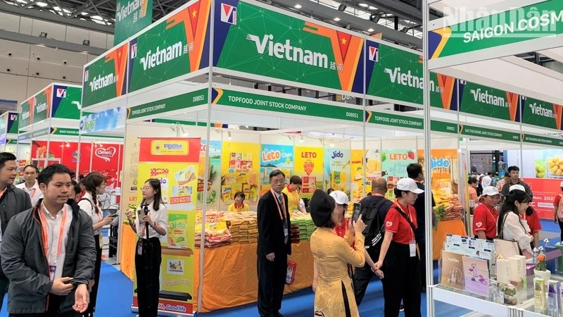 El pabellón de Vietnam en la Feria China-Asean 2023 atrae a un gran número de visitantes.